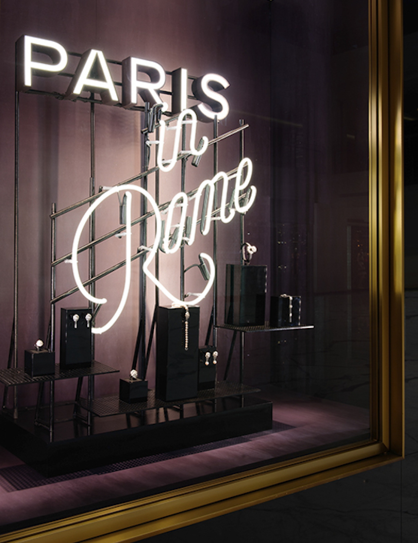 香奈儿“巴黎在罗马”高级手工坊系列 主题橱窗亮相北京与上海