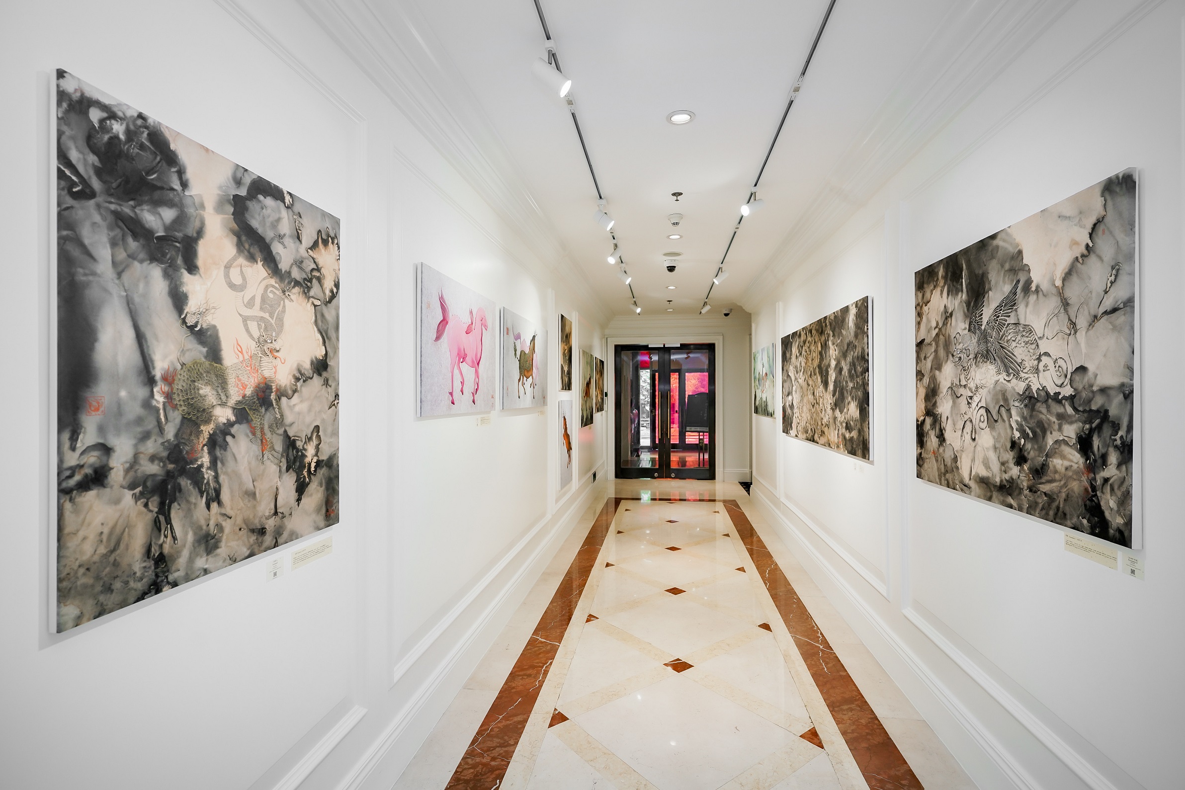 北京丽思卡尔顿酒店重磅发布李永飞艺术展及联名月饼礼盒 携手策展人杨絮子共同倾力打造山海经之神兽乌托邦东方美学之礼